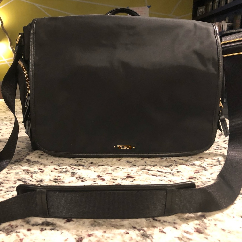 Tumi Women’s Voyager Lola messenger bag